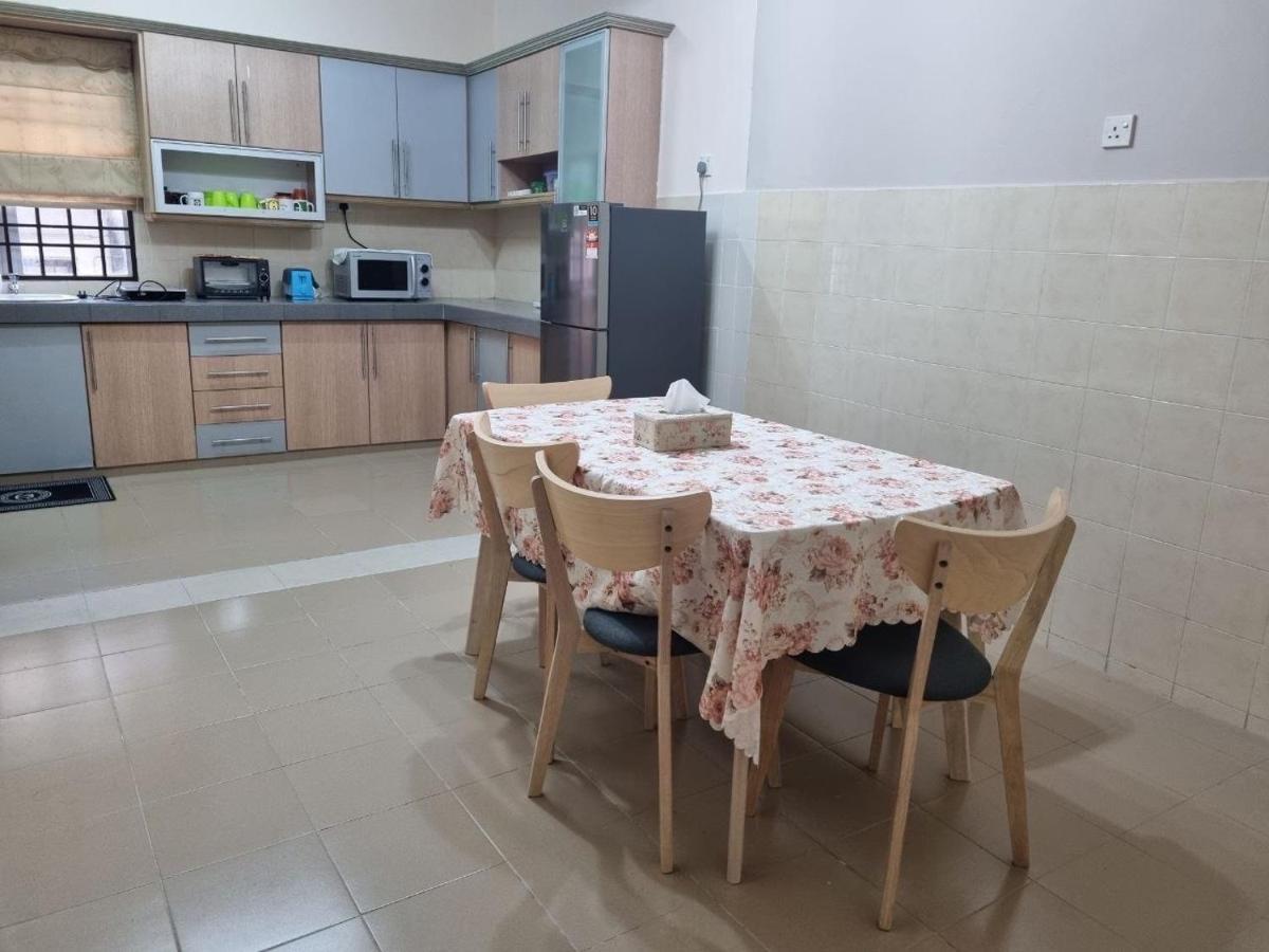 D'Lestari Homestay Seri Kembangan Ngoại thất bức ảnh